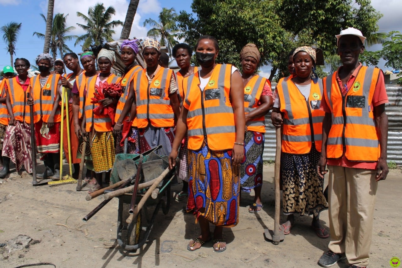 Resíduos sólidos obstruem o escoamento das águas nas valas de drenagem