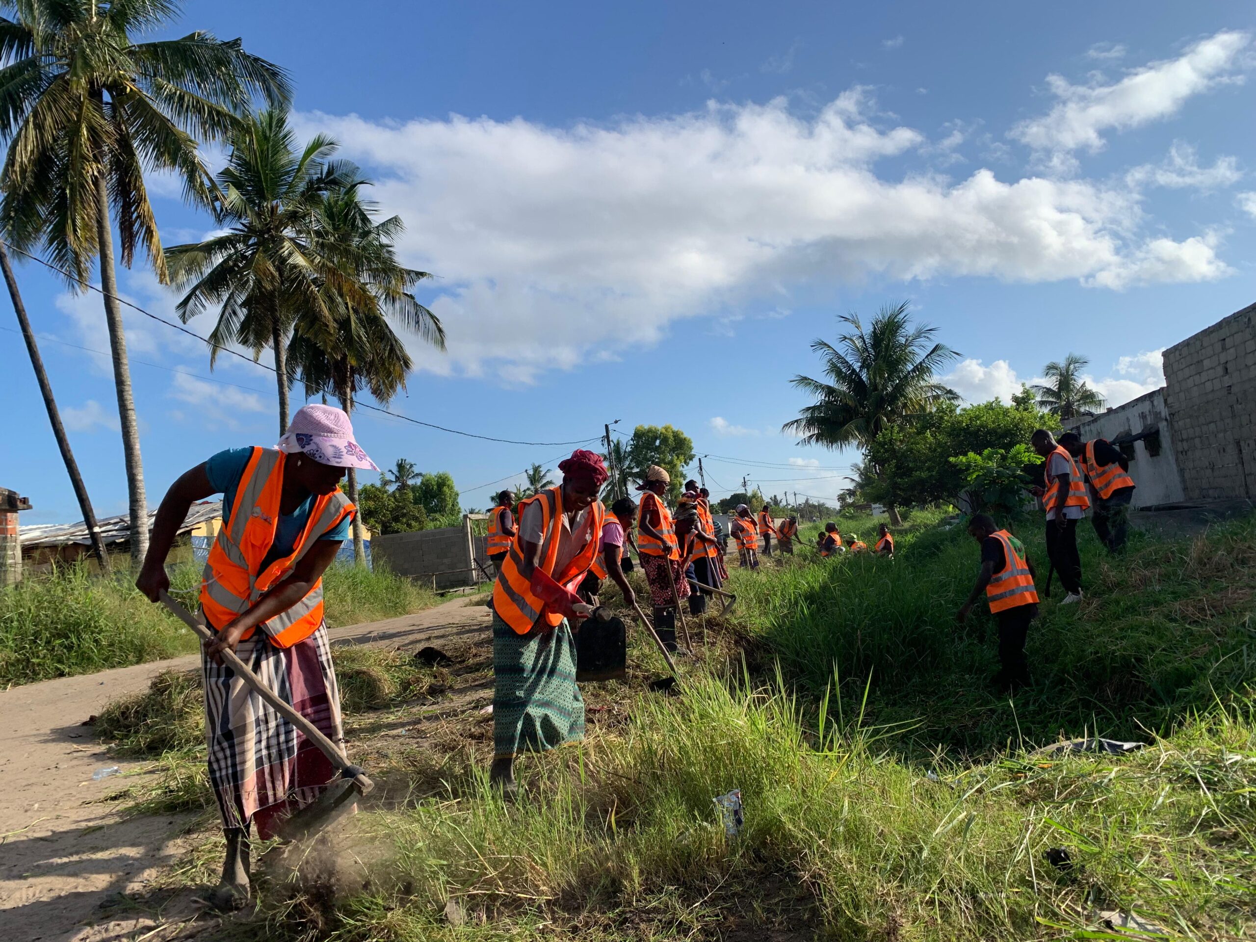 Membros da comunidade em acção de manutenção de drenagem no Bairro da Mascarenhas, Beira. Projecto com financiamento da VNG International.