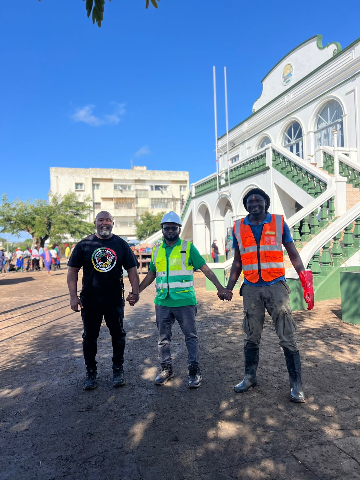 Presidente do Município de Xai-Xai de mãos dadas com membros da equipa FACE-CMCXX durante as operações de recuperação pós-cheias