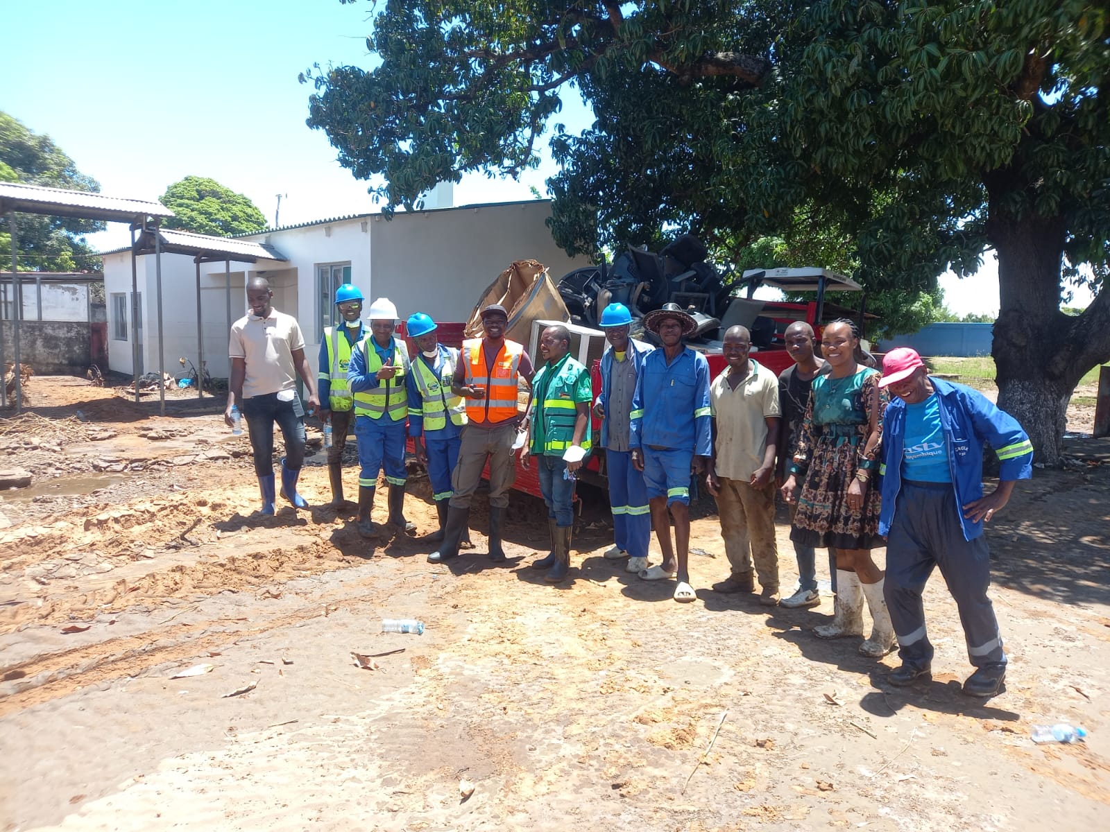 Trabalhadores municipais e equipa FACE reunidos junto ao camião de recolha durante as operações de emergência em Xai-Xai