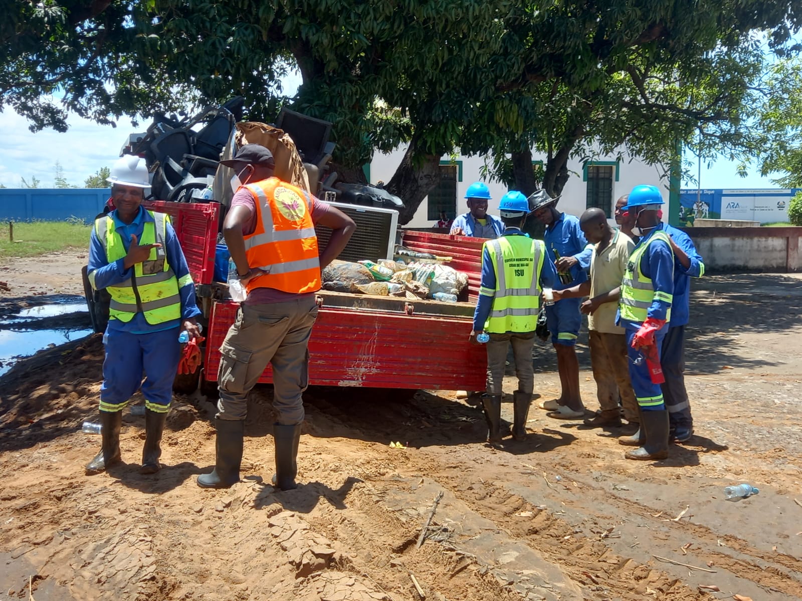 Equipa de recolha de resíduos a organizar os entulhos no camião durante as operações pós-cheias em Xai-Xai