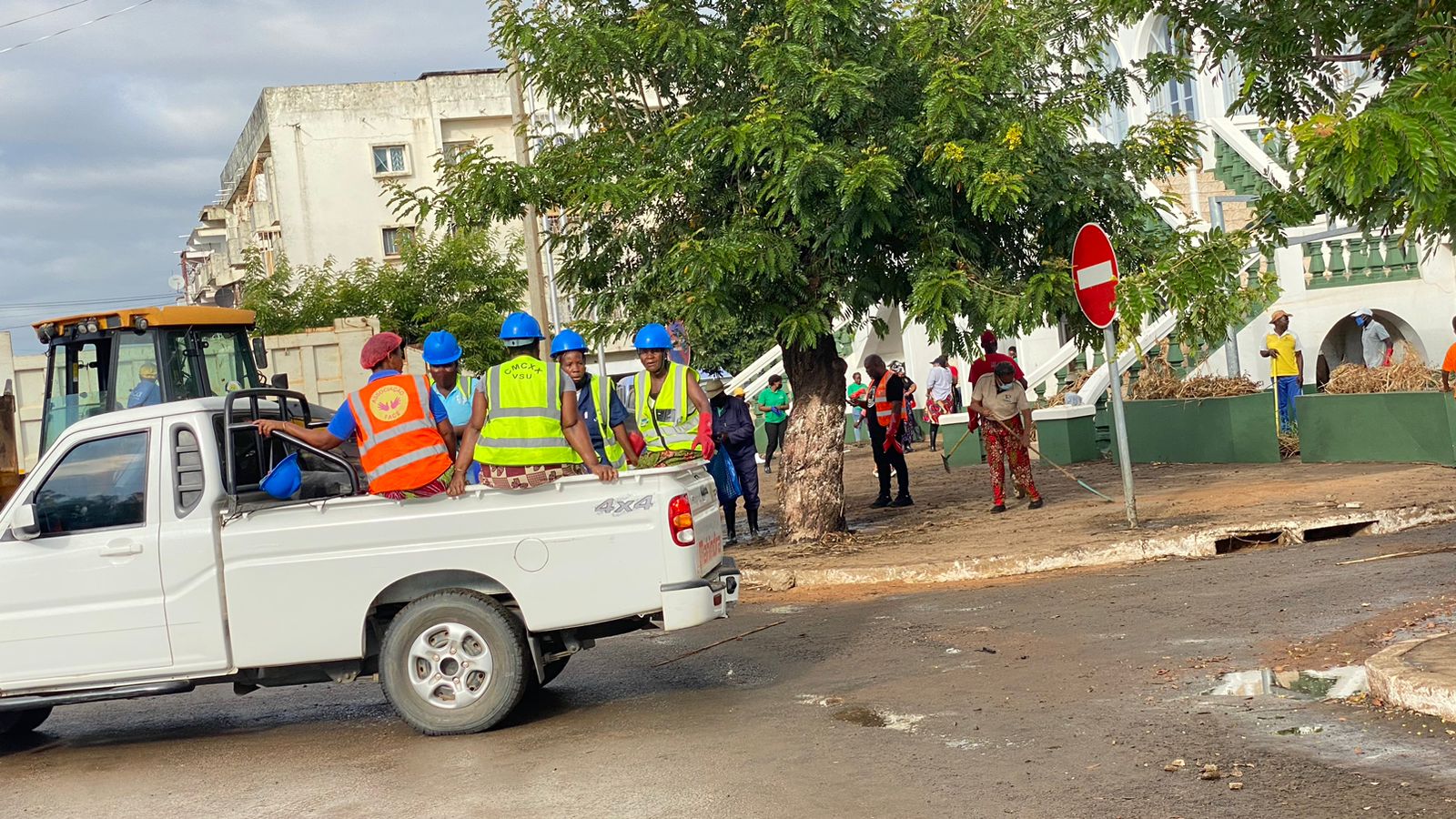 Equipa CMCXX–FACE em operação de limpeza nas ruas de Xai-Xai com camião e trabalhadores