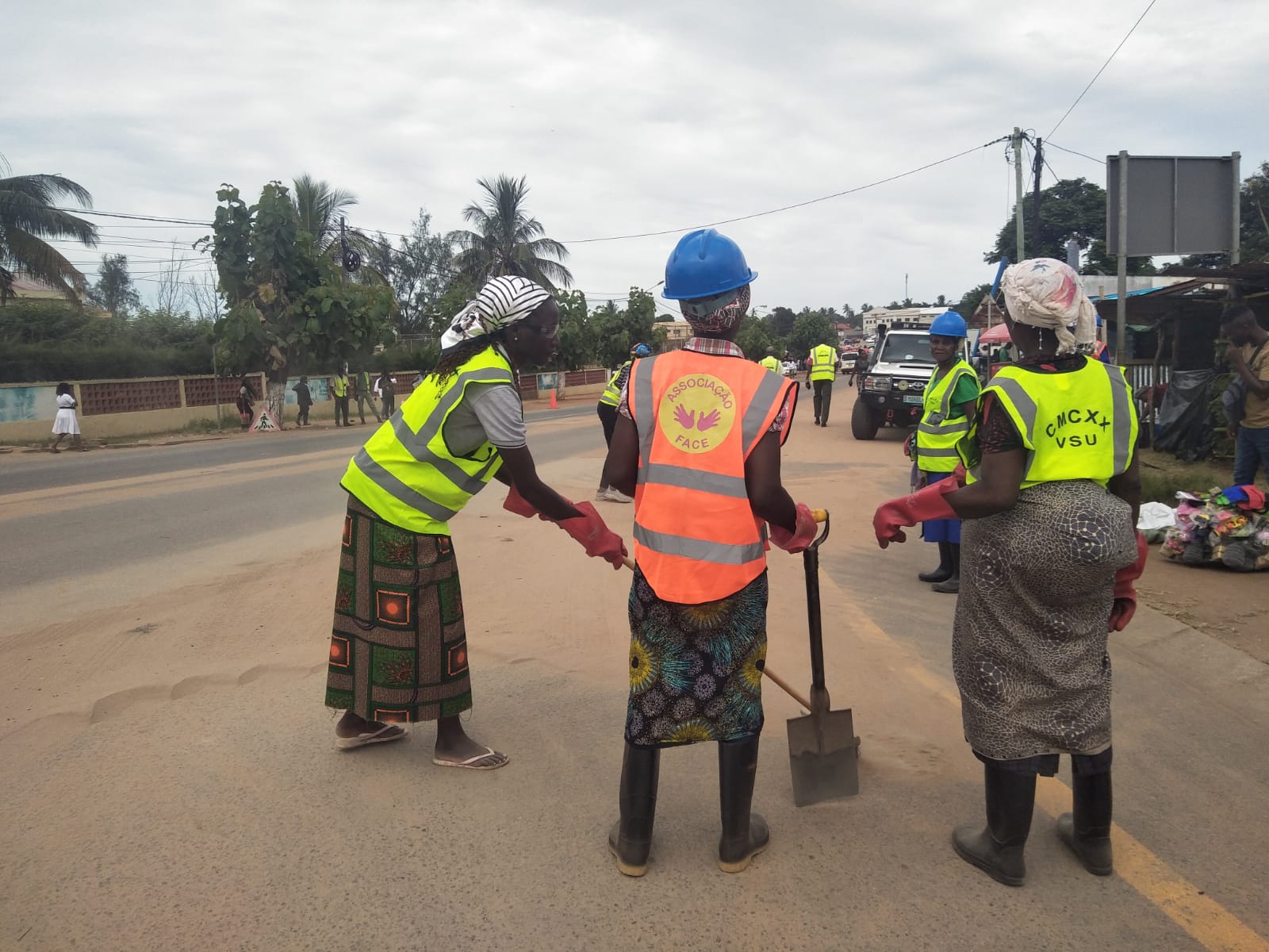 Equipas da FACE e CMCXX na limpeza de vias públicas de Xai-Xai