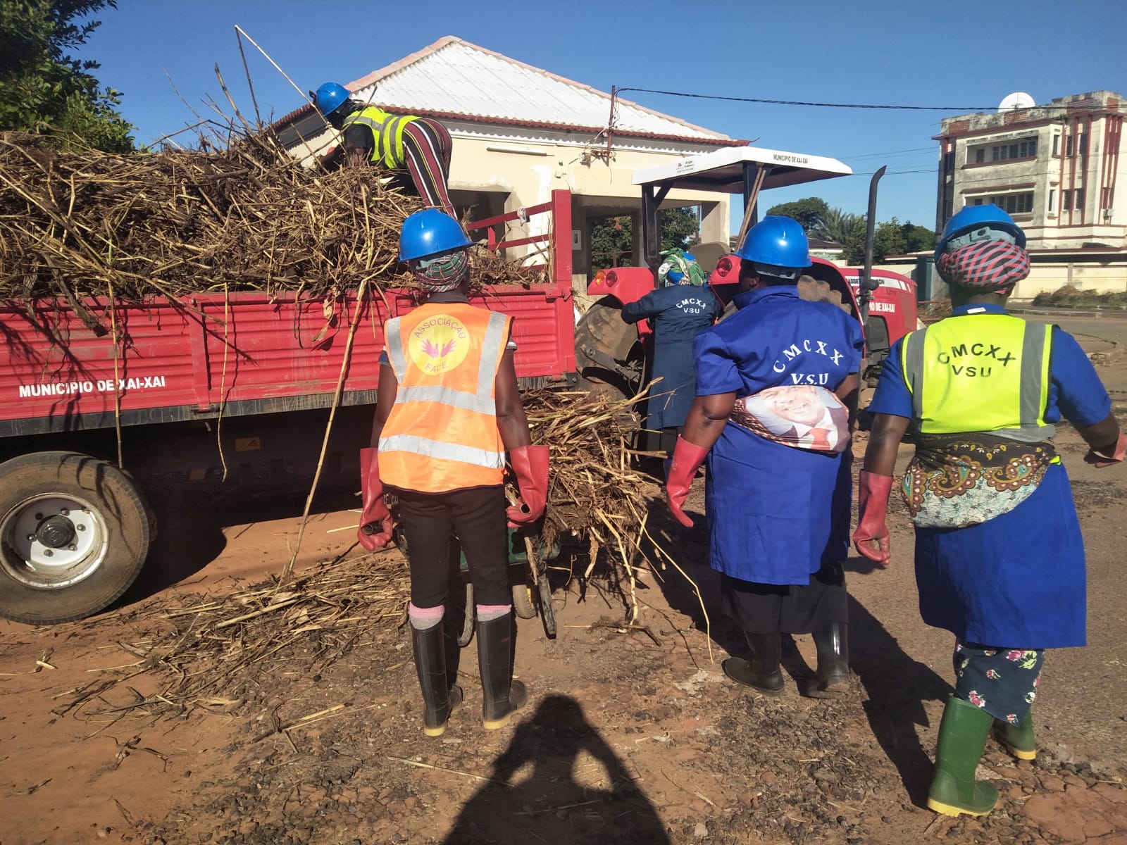 Recolha de resíduos com tractor do Município de Xai-Xai