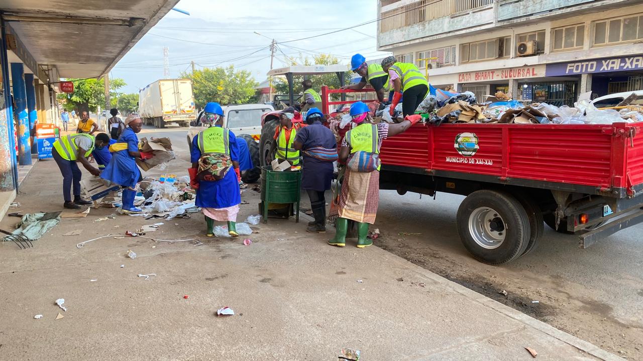 Equipa de limpeza a carregar resíduos no camião do Município de Xai-Xai