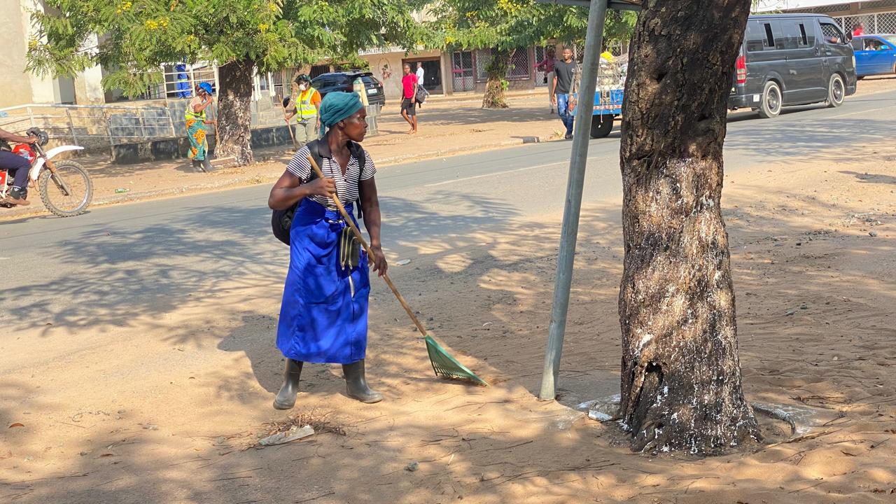 Varredora em actividade numa via pública de Xai-Xai