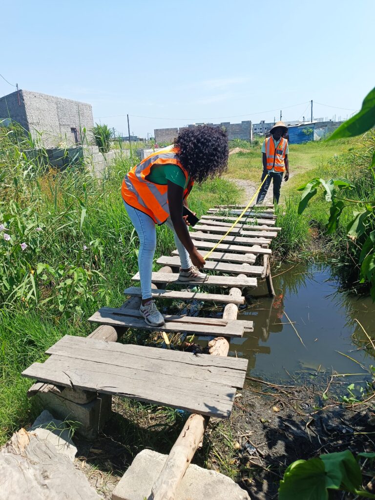 Técnico da FACE a medir a largura de uma vala nos bairros da Beira