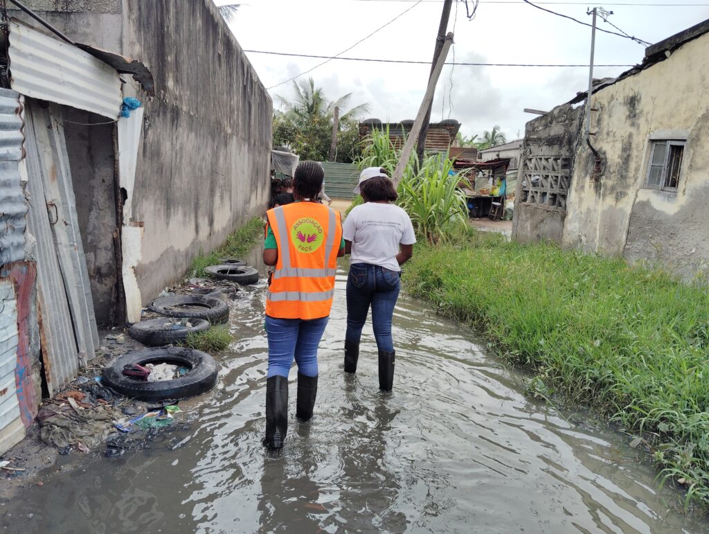 Equipa FACE em bairro inundado durante o levantamento de campo