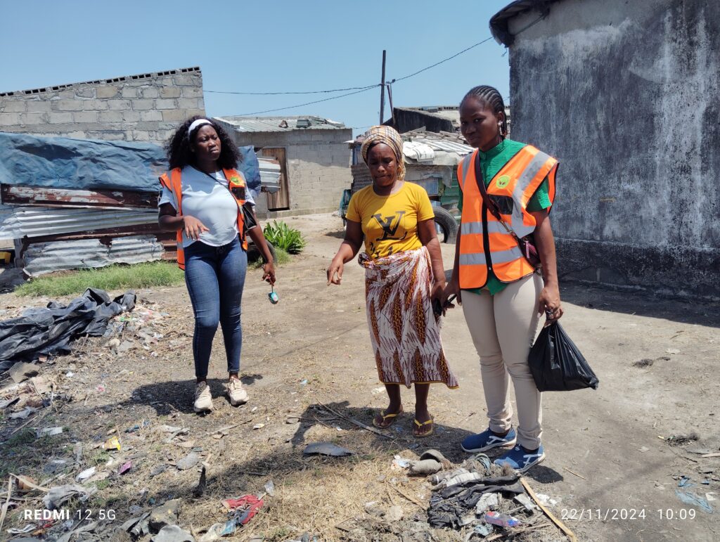 Técnica da FACE com moradora do bairro, Guardiã da Memória