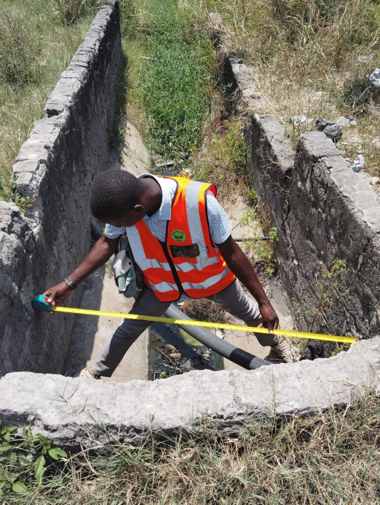 Levantamento técnico dentro de vala de betão